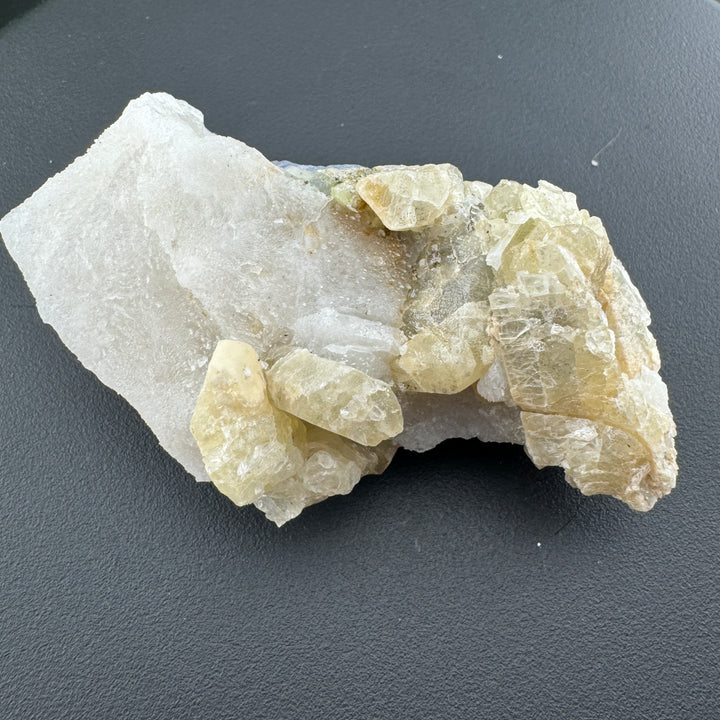 Hackmanite (Soadalite var. Hackmanite)